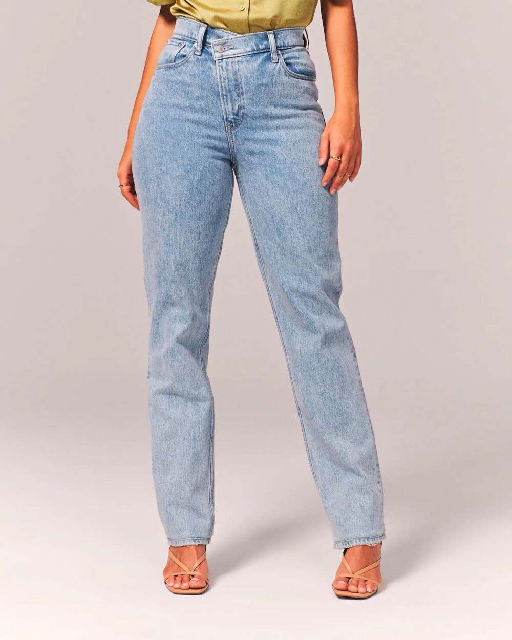 Abercrombie & Fitch Curve Love 90s Straight Ultra High Rise Jeans 24 Light